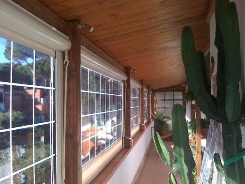 interno di un'abitazione con tende verticali