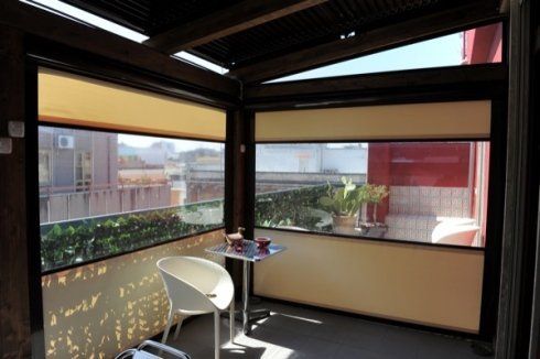 terrazza con parasole a caduta regolabile