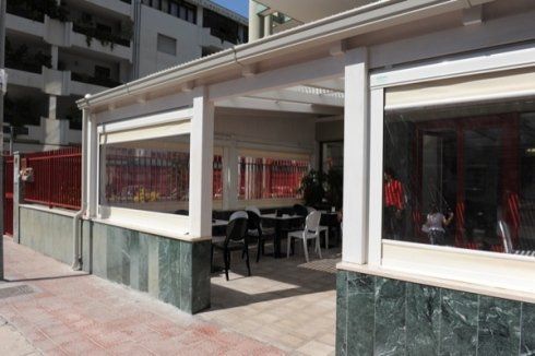 zona esterna di un bar con tende a caduta