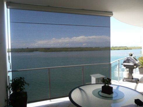 veranda con tende verticali semitrasparenti