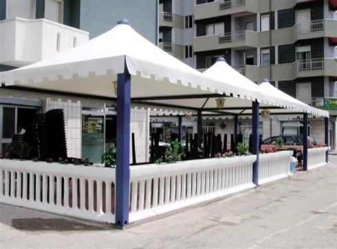 esterno di un ristorante con gazebo