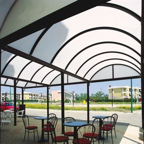 zona esterna di un ristorante con tende a tunnel