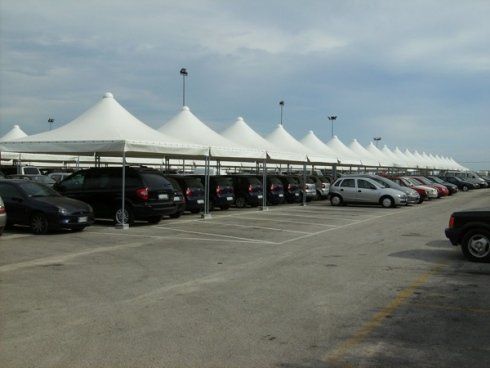 autovetture parcheggiate sotto un gazebo