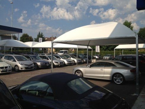 macchine parcheggiate sotto dei gazebi