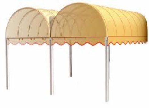 due tende a tunnel con parasole giallo