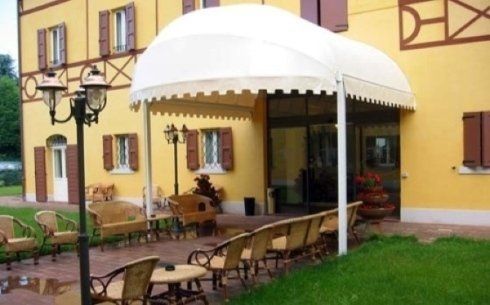 tende a tunnel all'ingresso di un hotel