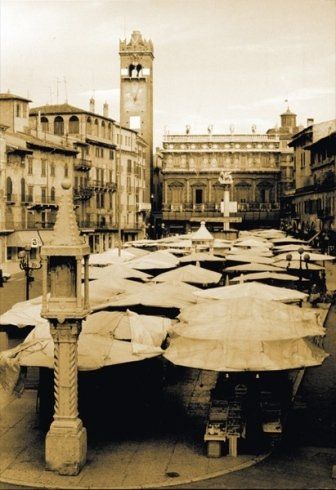 foto storica con ombrelloni in una piazza