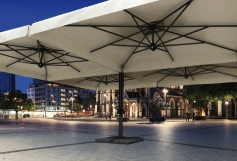 ombrellone in un centro cittadino