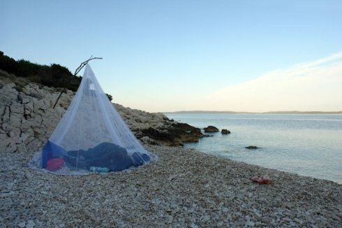 Tenda con zanzariera su spiaggia