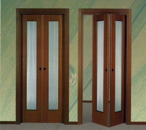 porta pieghevole prima e dopo la sua apertura