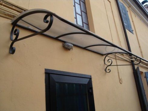 porta di ingresso di uno stabile con pensilina