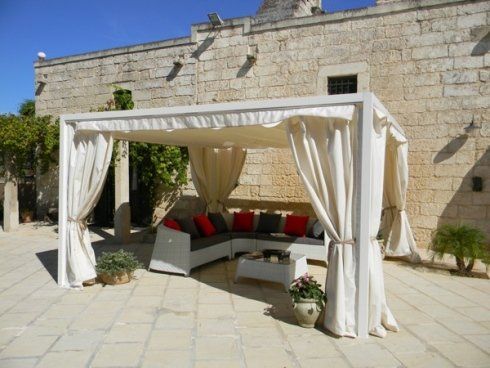 salotto sotto un gazebo con tende