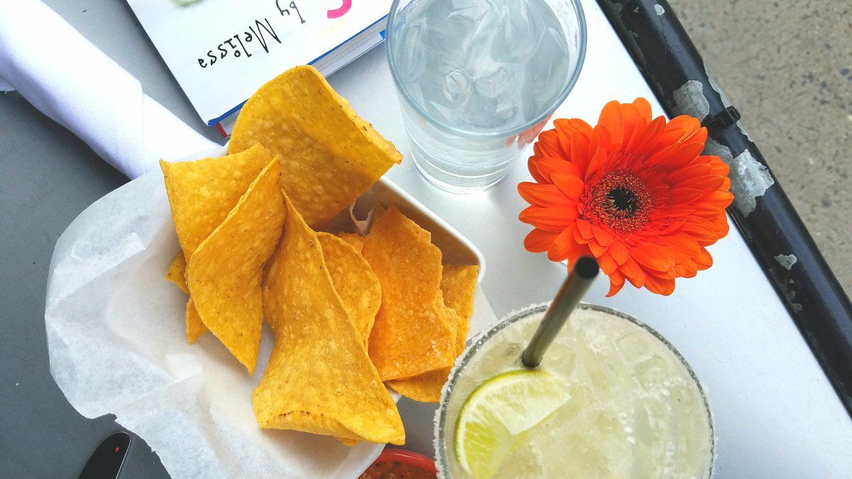 photo of margarita and tortilla chips