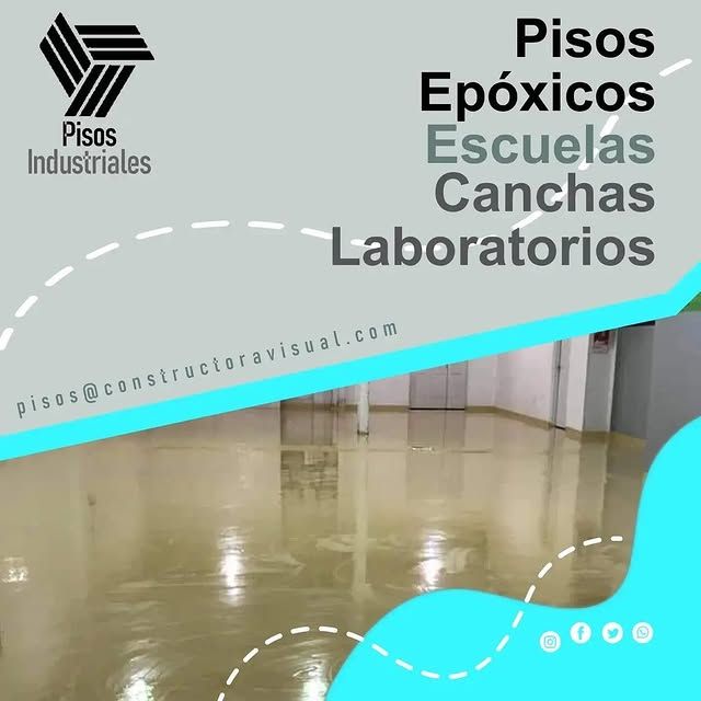 Literas con cortinas en una habitación pequeña con paneles de madera, armarios y una puerta.