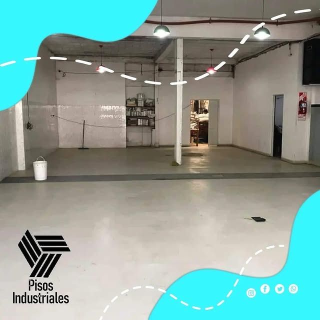 Interior de una tienda luminosa con un mostrador blanco, una lámpara de araña y un maniquí en el escaparate.