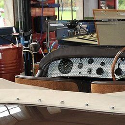 Un gros plan du tableau de bord d'une voiture dans un garage.