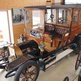 Une vieille voiture est exposée dans un musée.