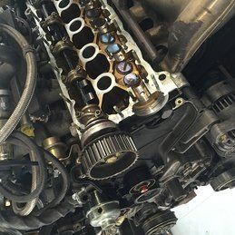 Un gros plan de l'intérieur d'un moteur de voiture.