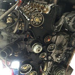 Un gros plan d'un moteur de voiture en cours de travail.