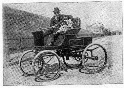 Une photo en noir et blanc d'un homme chevauchant une calèche.