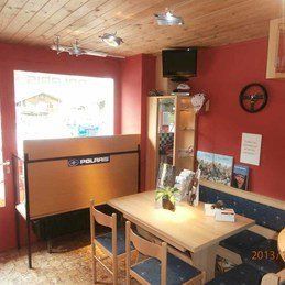 Il y a une table et des chaises dans la pièce.