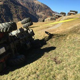 Un tracteur est sur le côté dans un champ herbeux.