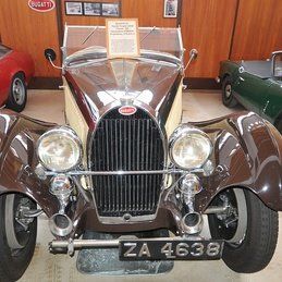 Une vieille voiture avec une plaque d'immatriculation indiquant za 4638 est garée dans un garage.