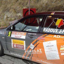 Une voiture de course est garée sur le bord de la route.