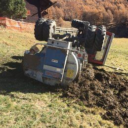 Un tracteur est retourné sur le côté dans un champ.