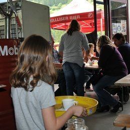 Un groupe de personnes sont assises à des tables dans un restaurant.