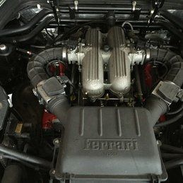 Un gros plan du moteur d'une voiture Ferrari.