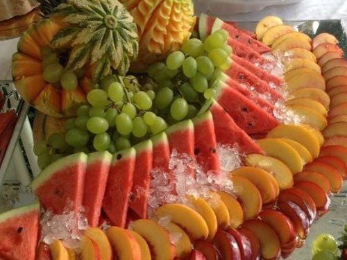 delle fette di anguria, mela e ananas