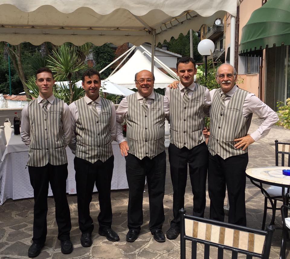 camerieri in posa per foto