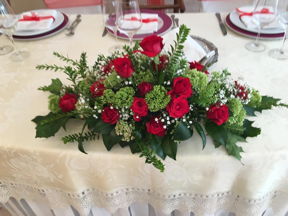 tavola addobbato con fiori