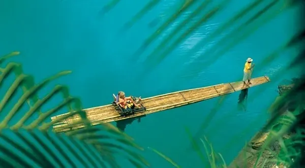 A group of people are in a boat on a lake.