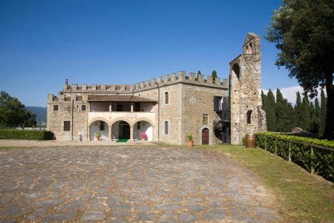 Veduta del castello dal piazzale antistante Veduta del castello dal piazzale antistante