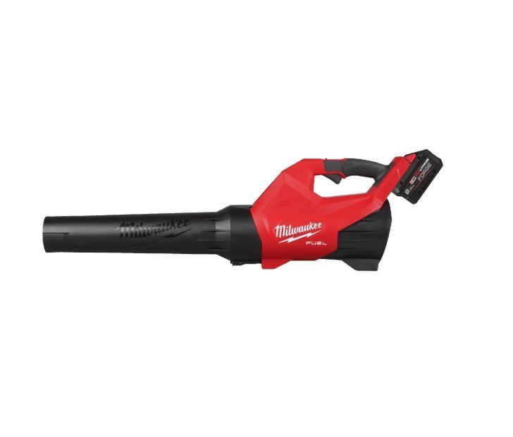 Un soffiatore per foglie portatile Milwaukee M18 FUEL di colore rosso e nero, con batteria inserita, isolato su sfondo bianco.
