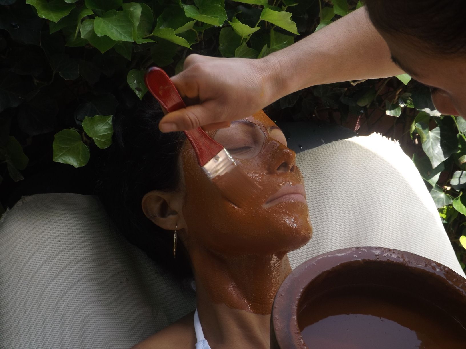 Una mujer haciendose un facial 