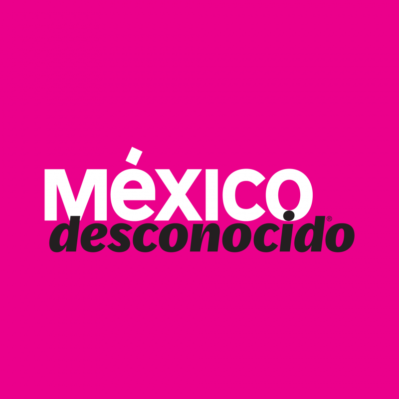Un logo para México desconocido sobre un fondo rosa.