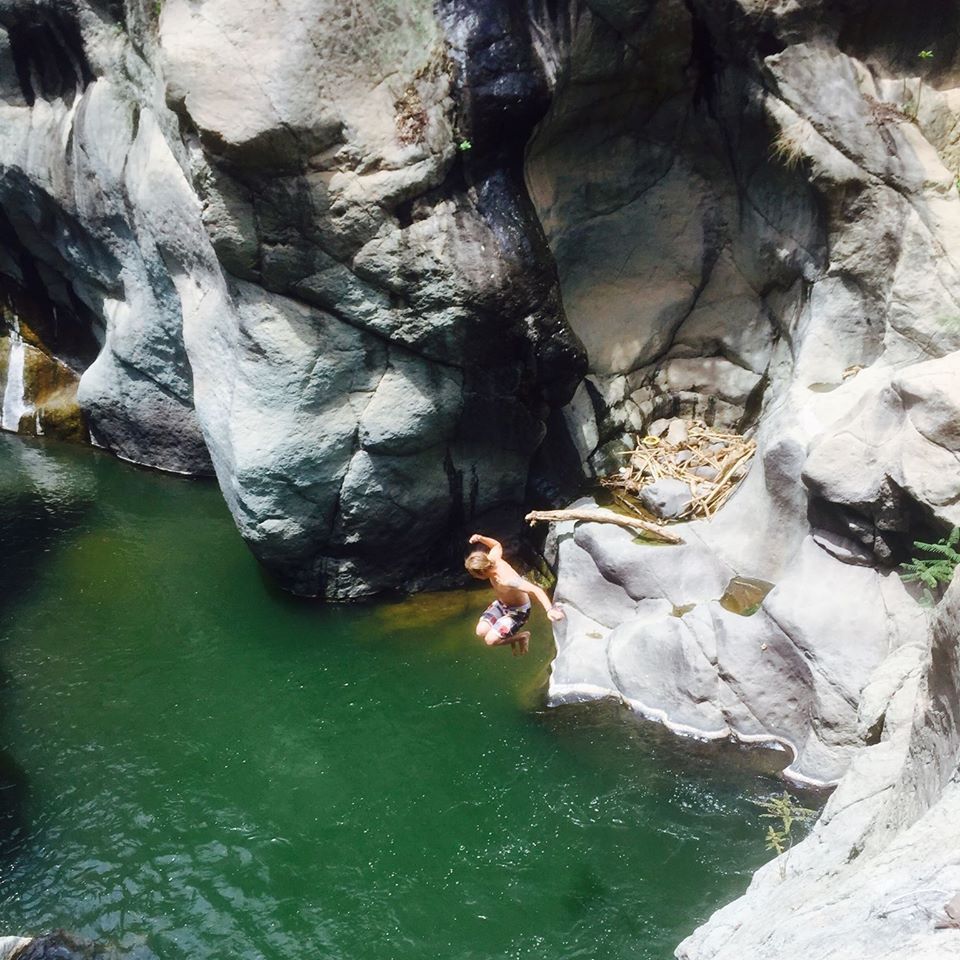 Un hombre está saltando a un cuerpo de agua.