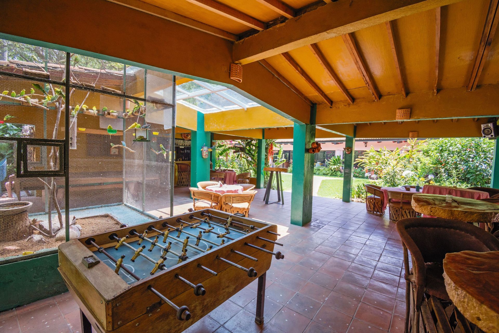 Hay una mesa de futbolín en el centro de la habitación.