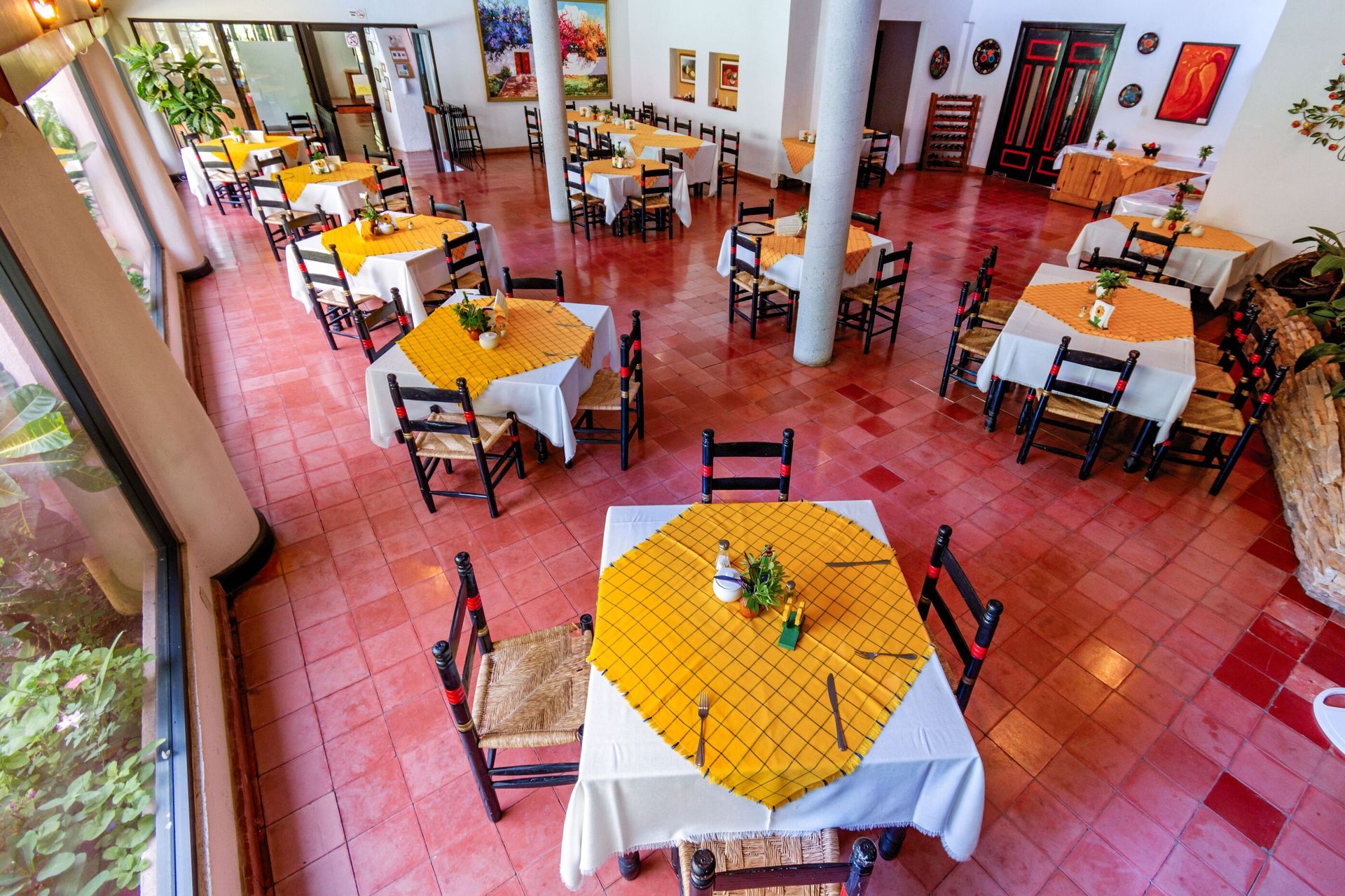 Una vista aérea de un restaurante con mesas y sillas.