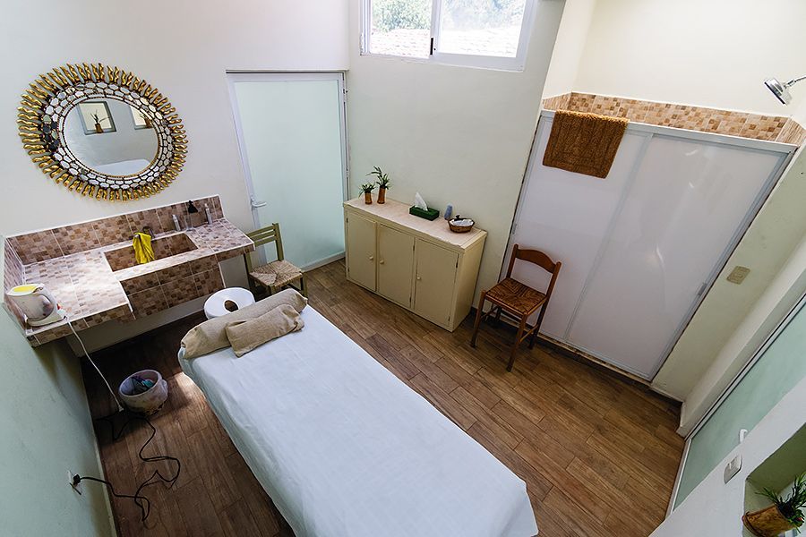 Hay una mesa de masajes en el medio de la habitación.