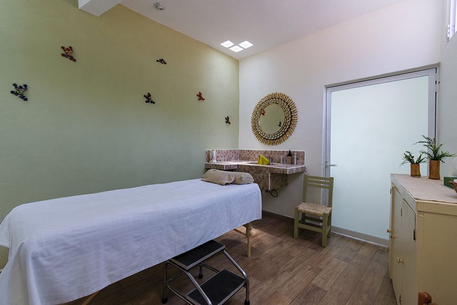 Hay una mesa de masajes en el medio de la habitación.