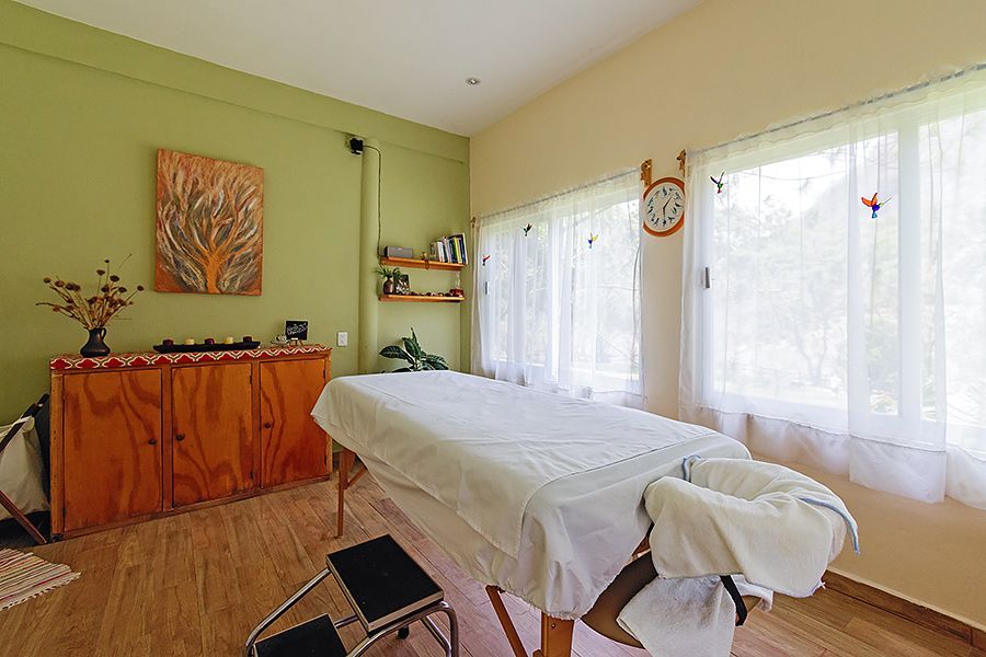 Hay una mesa de masajes en el medio de la habitación.