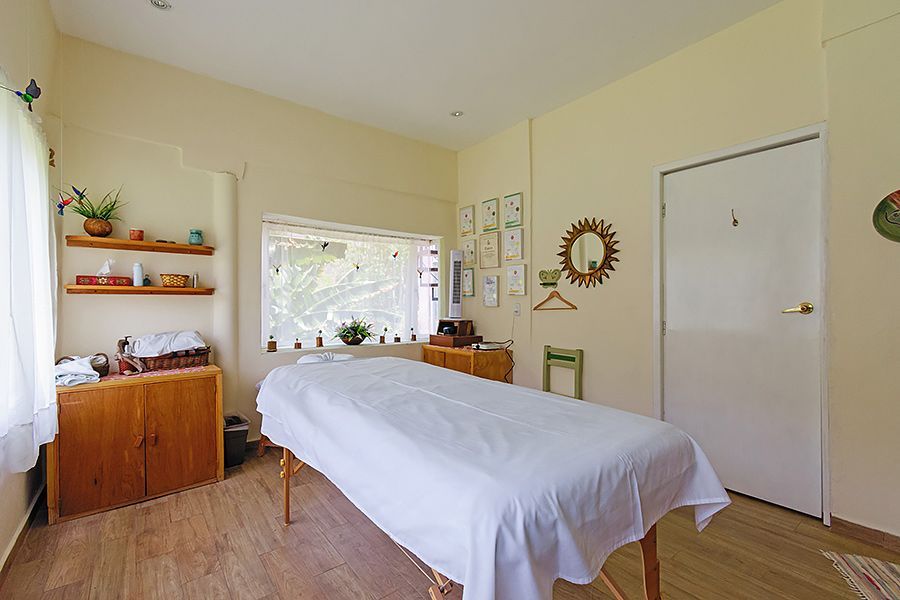 Hay una mesa de masajes en el medio de la habitación.