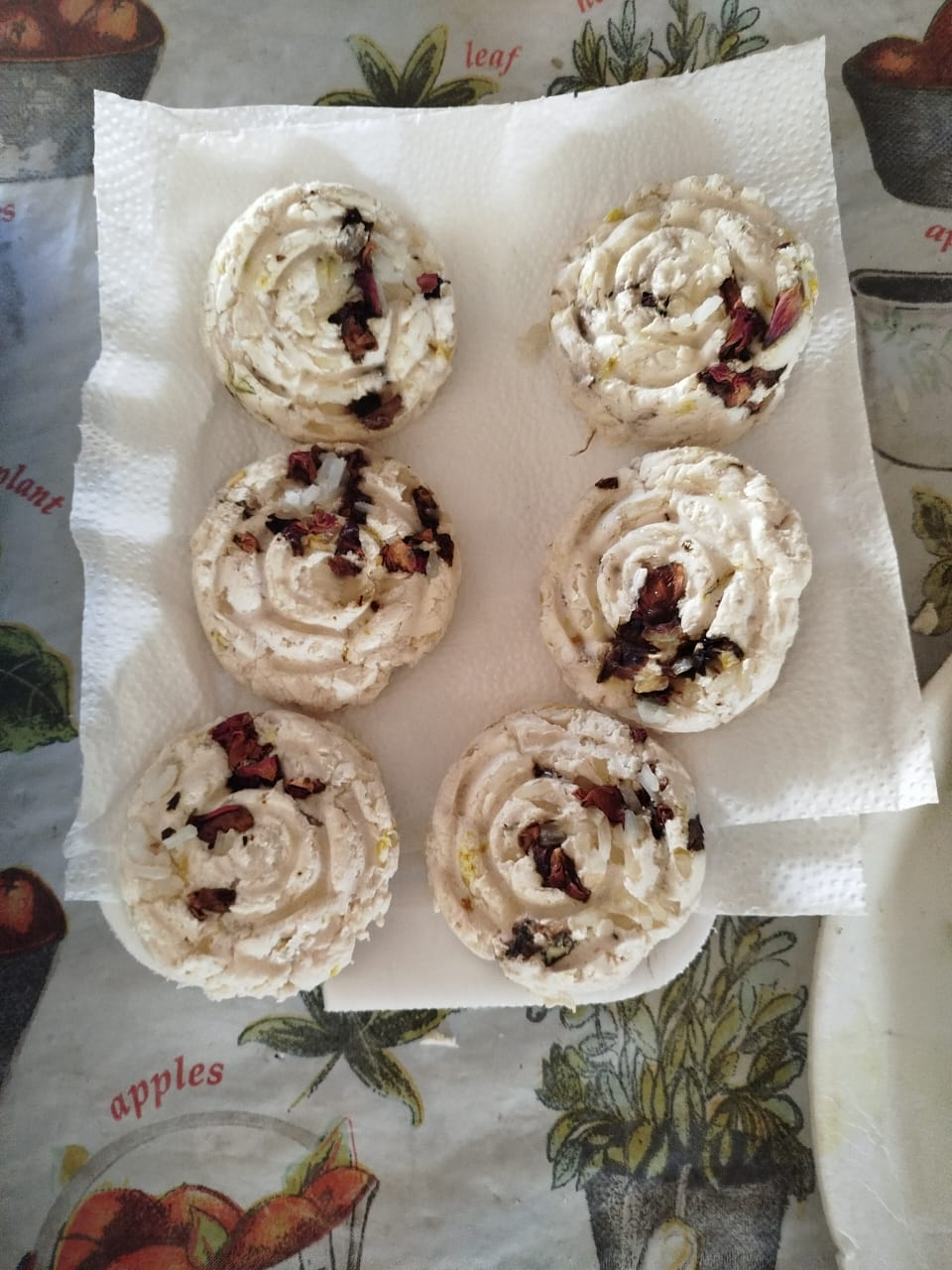 Seis postres en forma de remolino, de color crema