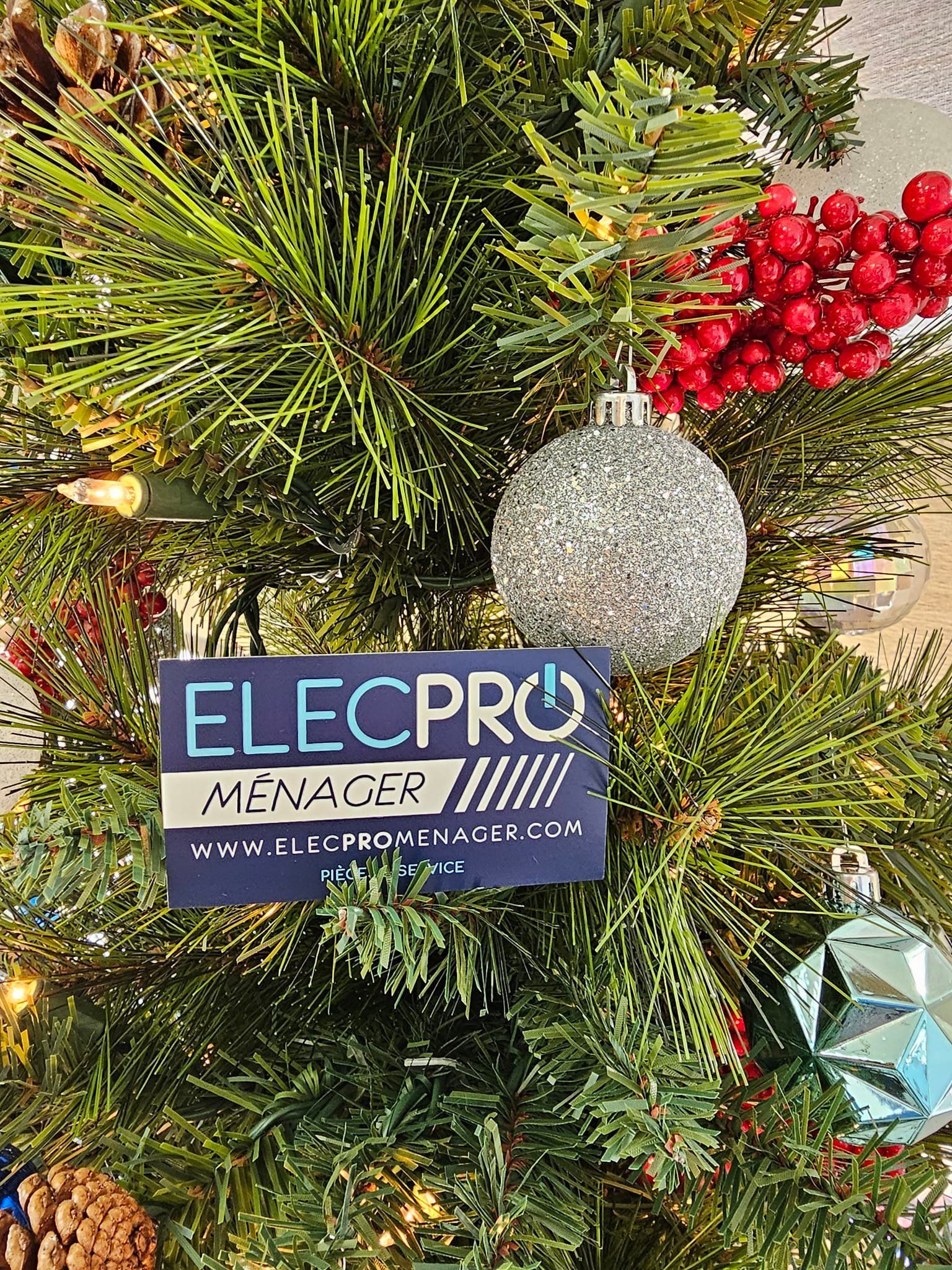 Un gros plan d'un arbre de Noël avec un panneau dessus.