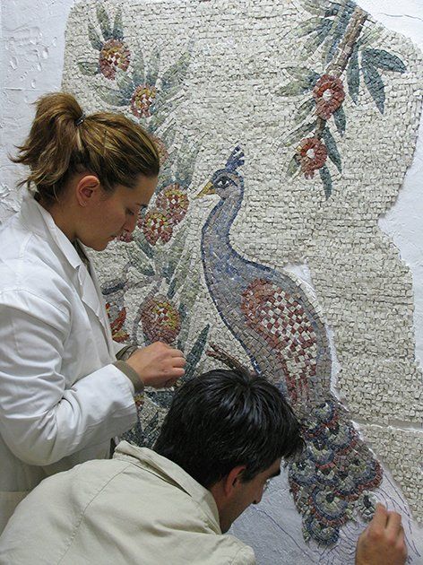due persone lavorano ad un mosaico