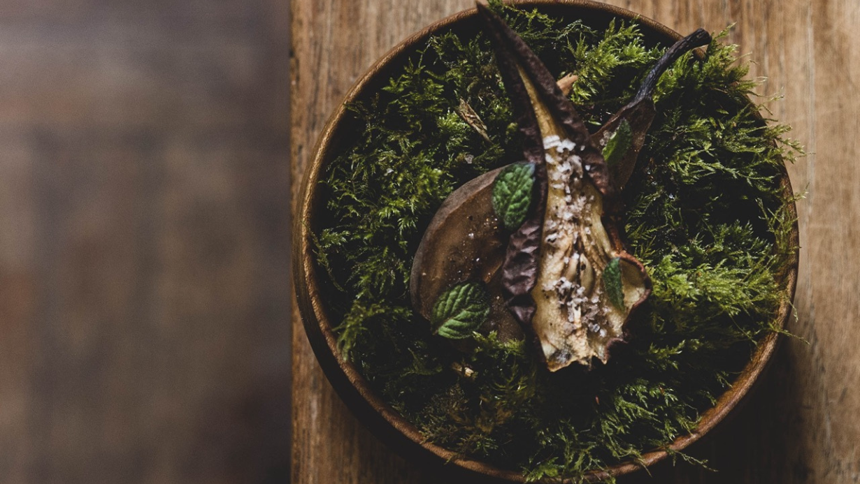 Sliced dehydrated pear in a bowl of moss.